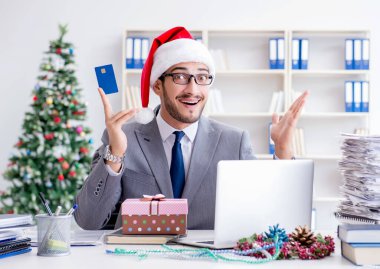 Genç işadamı Noel 'i ofiste kutluyor.