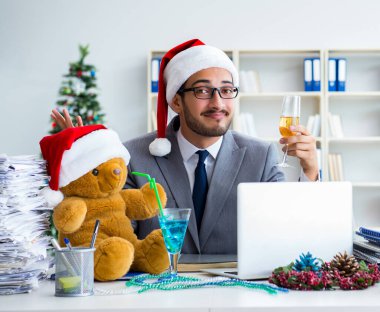 Genç işadamı Noel 'i ofiste kutluyor.