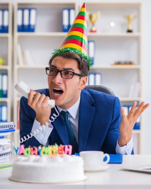 Adam ofiste doğum gününü kutluyor.