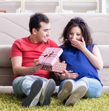 Bir bebek bekleyen genç çift.