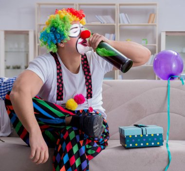 Sarhoş palyaço evde parti veriyor.