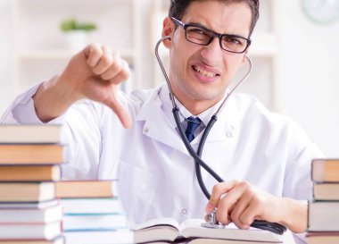 Tıp öğrencisi üniversite sınavlarına hazırlanıyor.