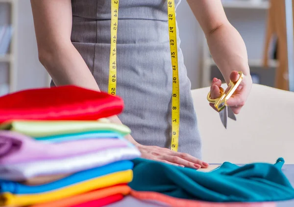 女性のテーラーメイド作業上の服の縫製ステッチ測定fa — ストック写真