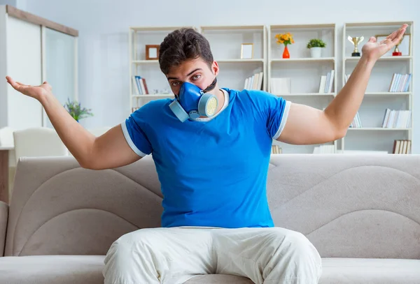 Hombre sudando excesivamente oliendo mal en casa —  Fotos de Stock