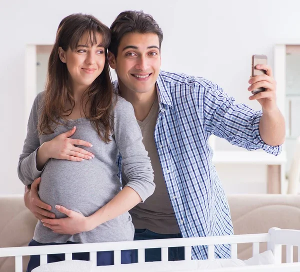 Padres jóvenes esperando su primer bebé —  Fotos de Stock