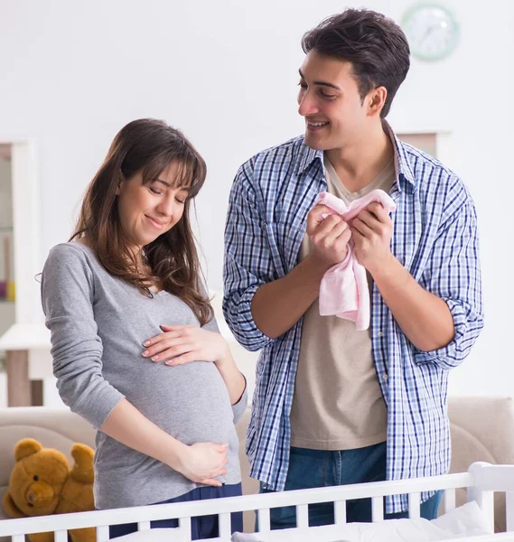 Os pais jovens esperando seu primeiro bebê — Fotografia de Stock