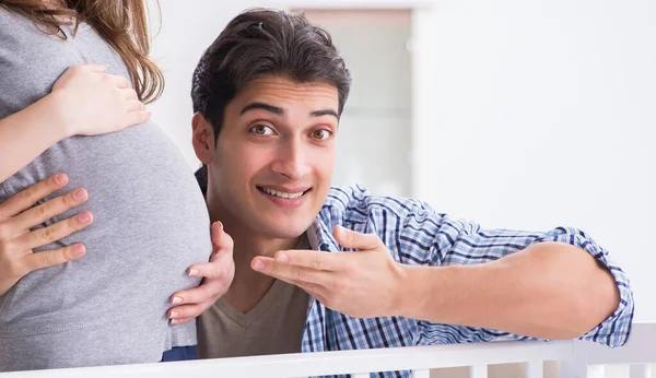 De jonge ouders verwachten hun eerste baby — Stockfoto