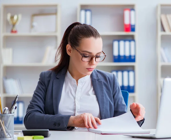 Femme d'affaires travaillant dans le bureau au bureau — Photo