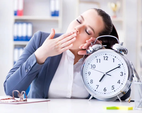 Geschäftsfrau schläft im Zeitmanagement-Konzept — Stockfoto