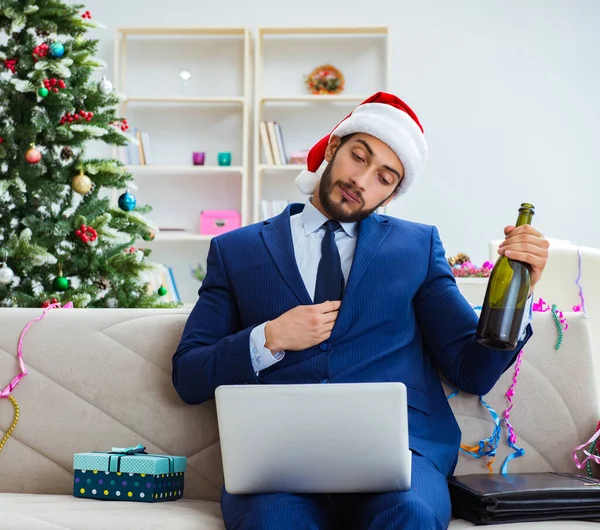 Empresário trabalhando em casa durante o Natal — Fotografia de Stock