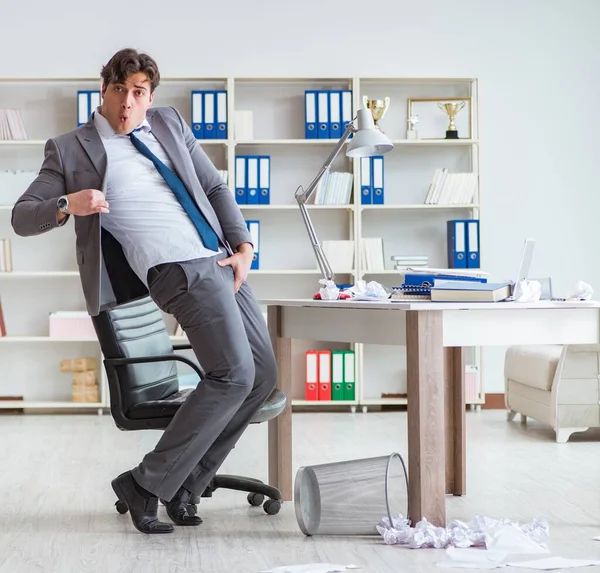 Бизнесмен развлекается, отдыхая в офисе на работе. — стоковое фото