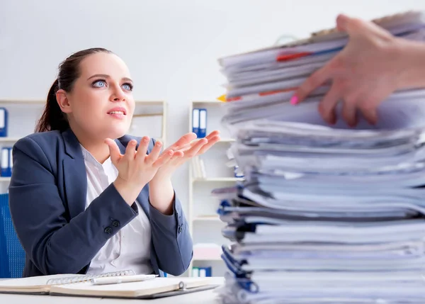 Empresária cansada com carga de trabalho de papelada — Fotografia de Stock