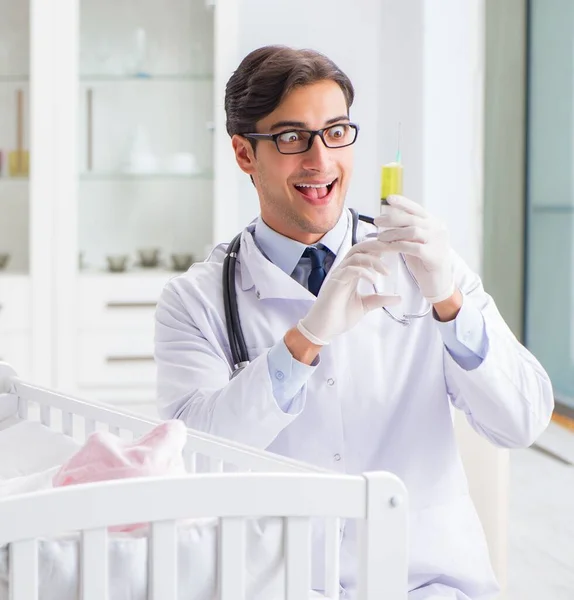 Le médecin qui se prépare à la vaccination du bébé — Photo