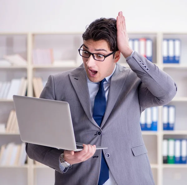 Homme d'affaires dans le bureau travaillant avec un ordinateur portable — Photo