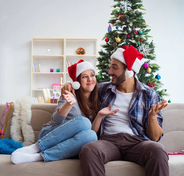 Felice coppia che celebra la festa di Natale — Foto Stock