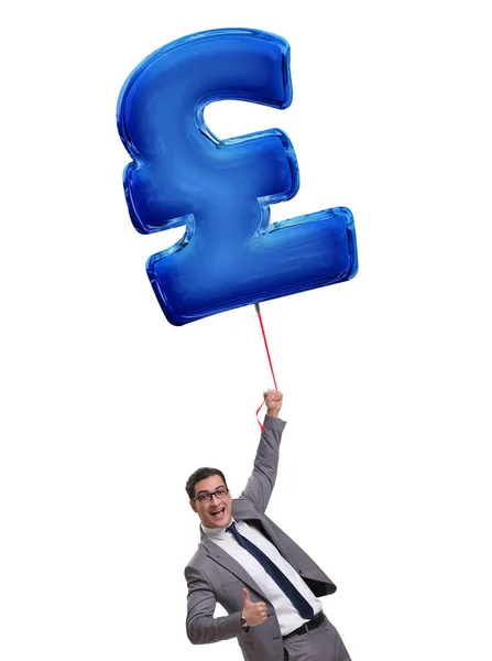 Бизнесмен, летящий на надувном воздушном шаре британского фунта — стоковое фото