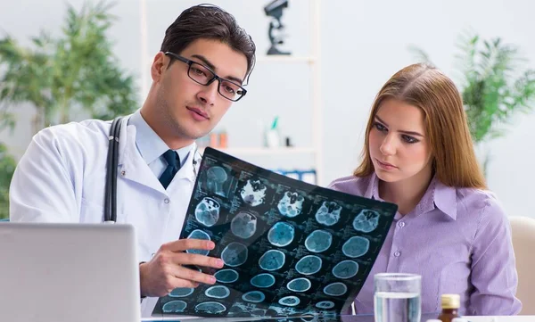 Médico examinando imágenes de rayos X del paciente — Foto de Stock
