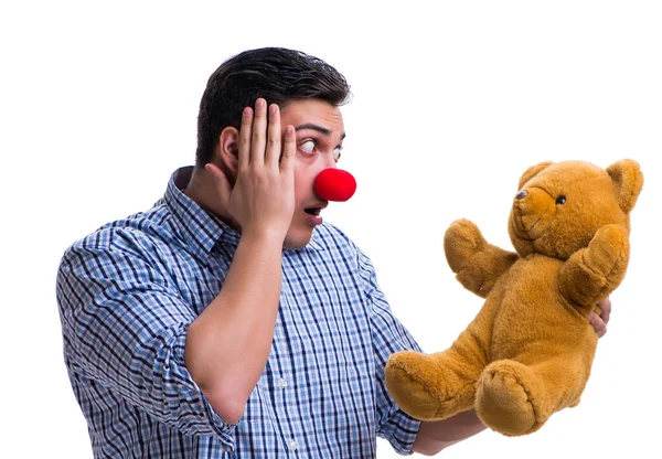 Engraçado palhaço homem com um brinquedo de ursinho macio isolado no branco bac — Fotografia de Stock