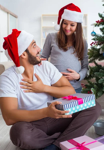 Jeune famille attend bébé célébrant Noël — Photo