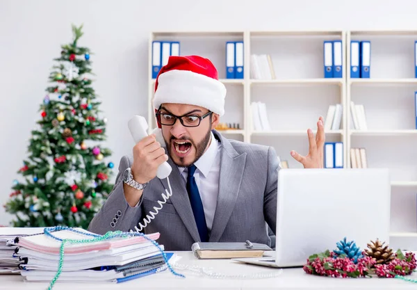 Genç işadamı Noel 'i ofiste kutluyor.