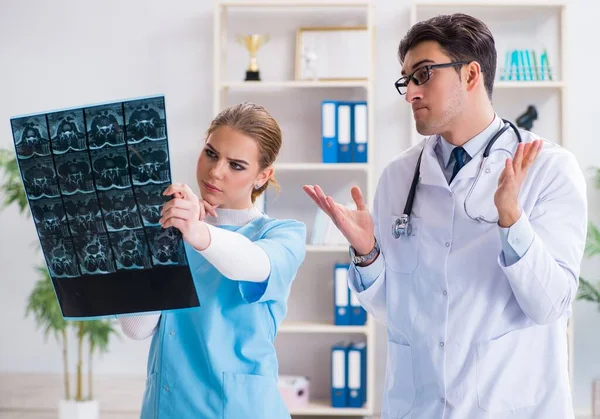De twee artsen onderzoeken röntgenfoto 's van patiënten voor diagnose — Stockfoto
