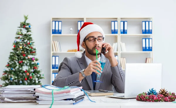 Jonge zakenman viert kerst op kantoor — Stockfoto
