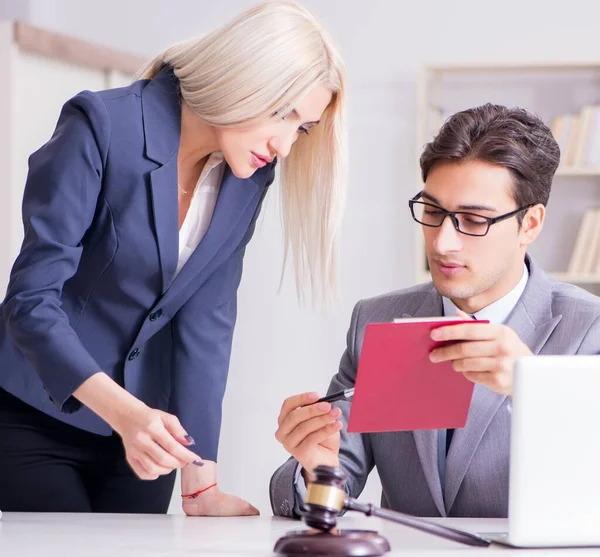 Lawyer discussing legal case with client — Stock Photo, Image