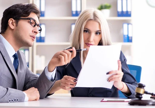 Abogado discutiendo caso legal con cliente — Foto de Stock