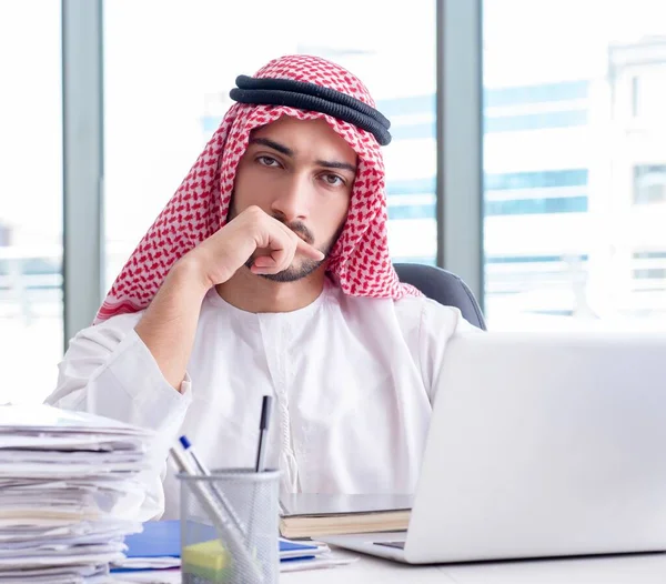 Arab businessman working in the office — Stock Photo, Image