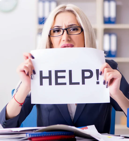 Geschäftsfrau mit Botschaft im Büro am Schreibtisch — Stockfoto