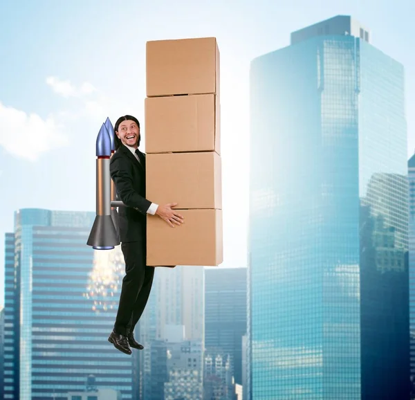 Empresário com jetpack entregando caixas globalmente — Fotografia de Stock