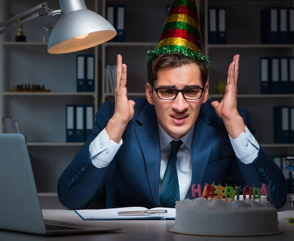 Mannen firar födelsedag på kontoret — Stockfoto