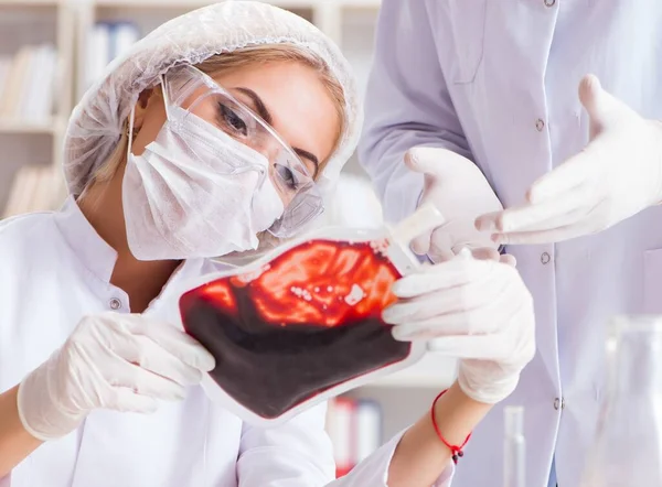 Mujer joven doctora en el laboratorio de la clínica del hospital —  Fotos de Stock