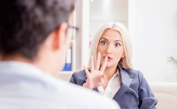 Giovane donna in visita psichiatra uomo medico per la consultazione — Foto Stock