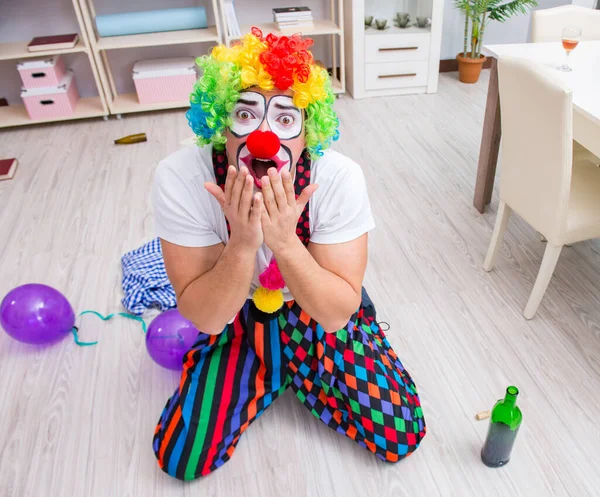 Betrunkener Clown feiert Party zu Hause — Stockfoto