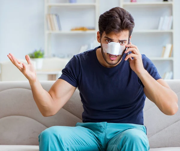 Hombre joven recuperando la curación en casa después de la cirugía plástica nariz —  Fotos de Stock