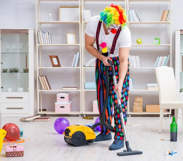 Lustiger Clown putzt zu Hause — Stockfoto