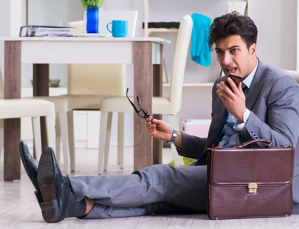 Empresário atrasado para o escritório devido a dormir demais após a noite — Fotografia de Stock