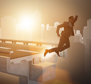 Bozuk köprüyle belirsizlik konsepti içinde iş adamı