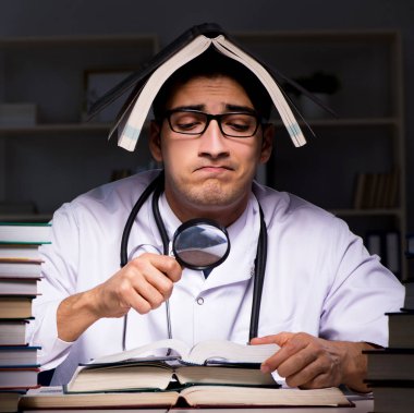 Geceleri üniversite sınavlarına hazırlanan bir tıp öğrencisi.