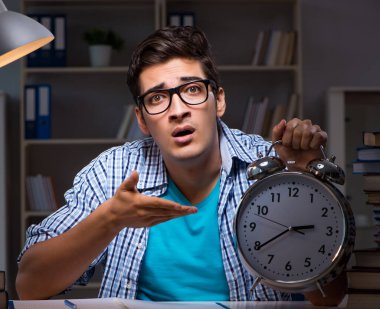 Sınavlara hazırlanan öğrenci gece geç saatte evde olacak.