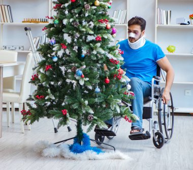 Sakatlanan adam Noel 'i evde kutluyor