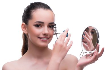 Güzellik konseptindeki kadın makyaj malzemesi kullanıyor.