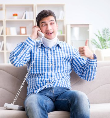 Boynunda boyun desteği olan boyun travması olan bir adam.