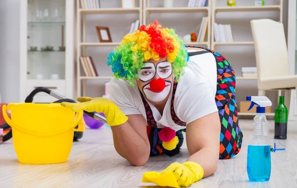 Palhaço engraçado fazendo limpeza em casa — Fotografia de Stock