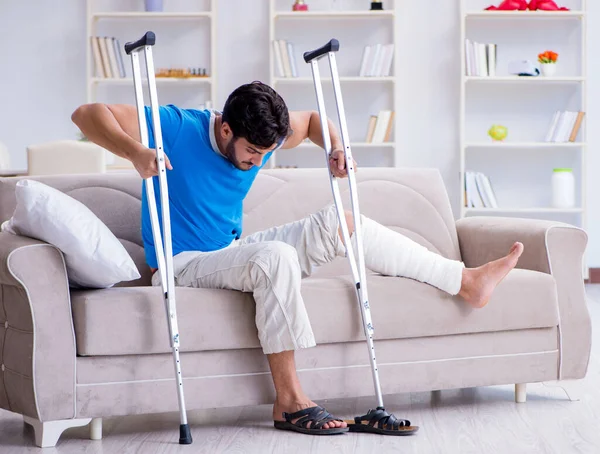 Jovem ferido se recuperando em casa — Fotografia de Stock