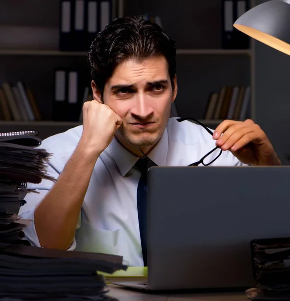 O jovem empresário que trabalha horas extras tarde no escritório — Fotografia de Stock