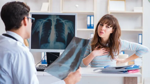 X線検査のために放射線技師を訪れる若い女性 — ストック写真