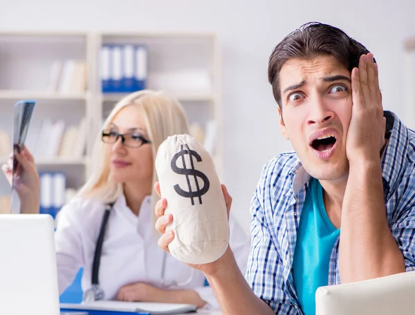 Mužský pacient naštvaný na drahý účet za zdravotní péči — Stock fotografie