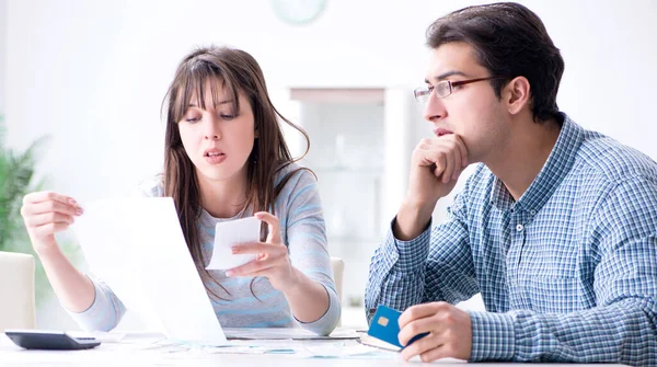 Pareja joven mirando los papeles de finanzas familiares — Foto de Stock